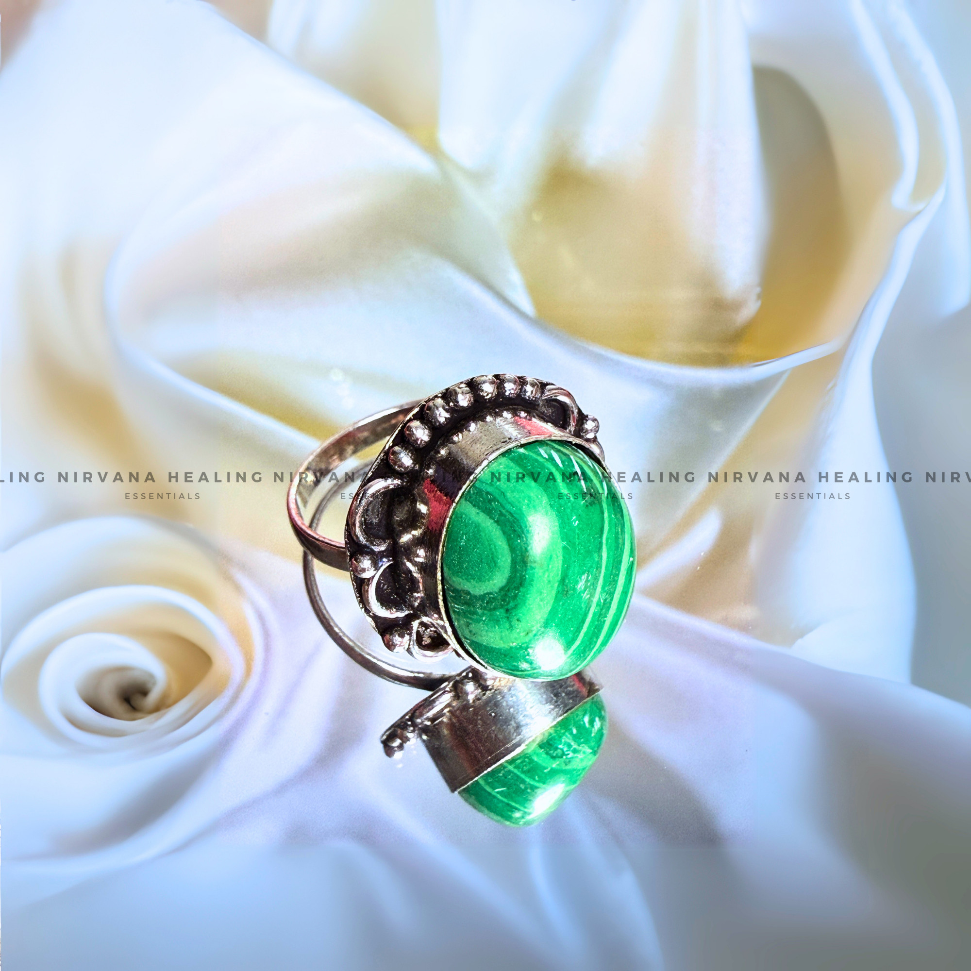 MALACHITE ROUND RING (Transformation, Pain Reliever And Emotional Healing) .